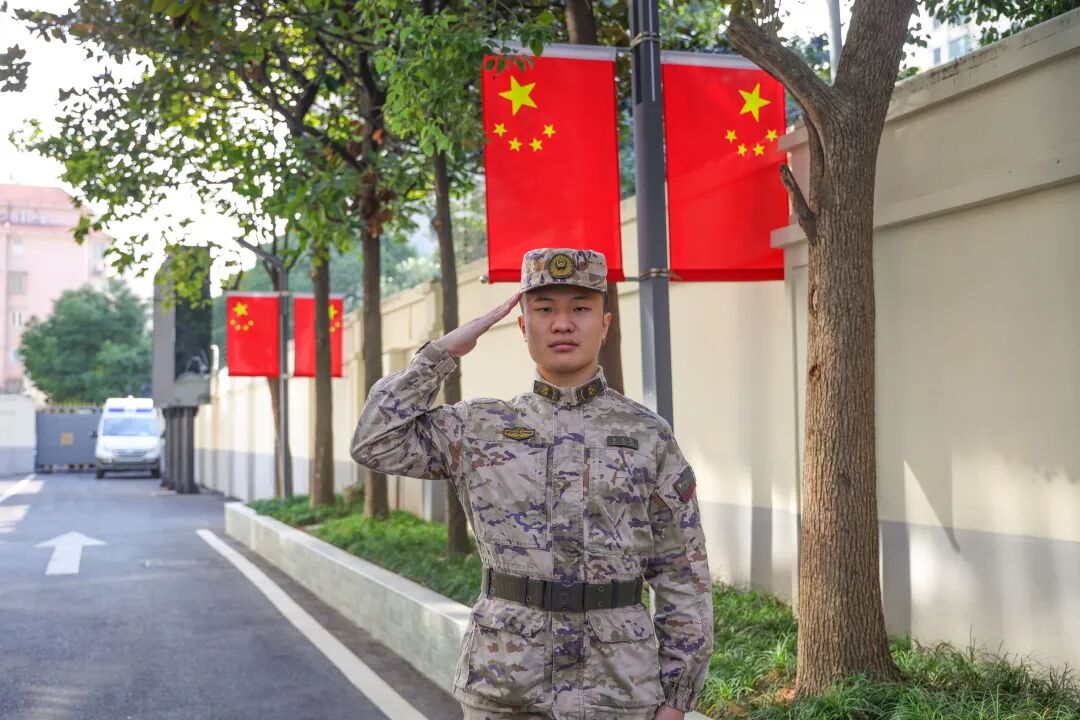 休假武警街头徒手夺刀救人为这名武警战士点赞2