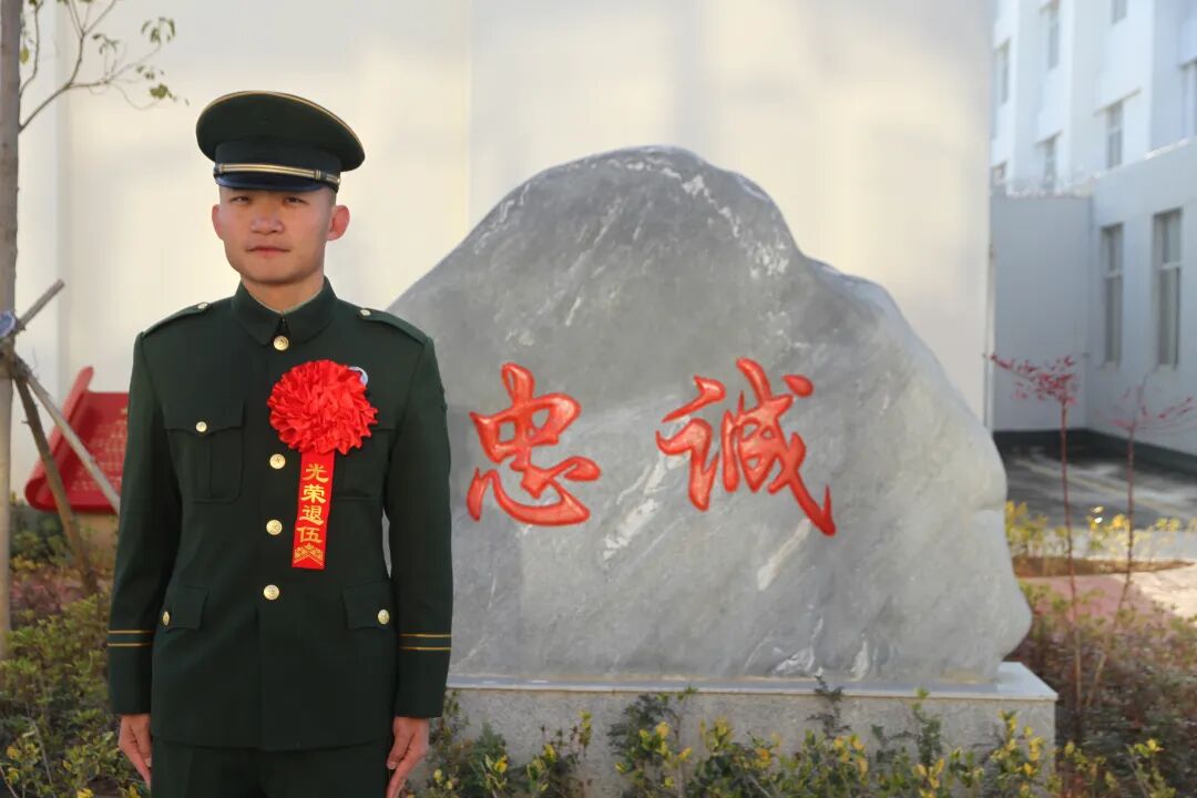 辅警从高桥跳下救人