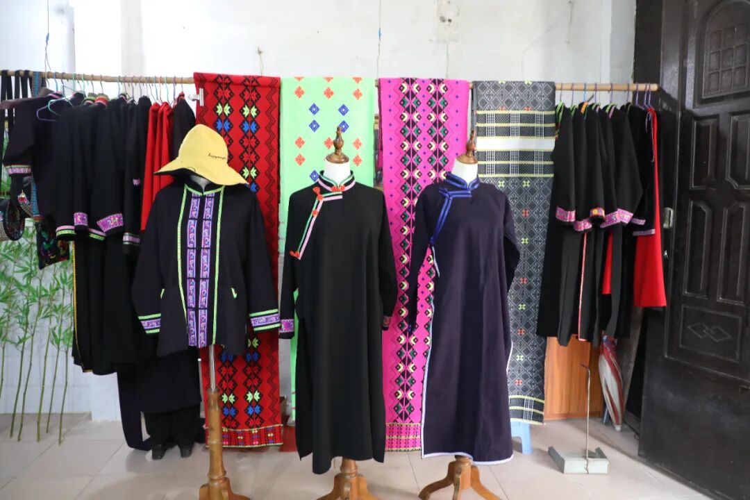 当前位置:>首页>政务动态>政务要闻>手工艺人 农兰梅:壮族服饰的色彩