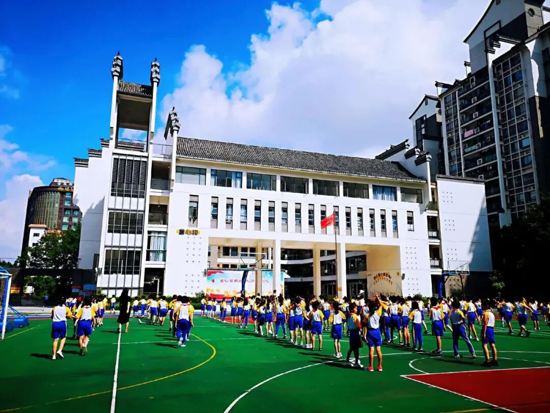 白云云筑上品开放样板间，吹风价约5万/㎡！