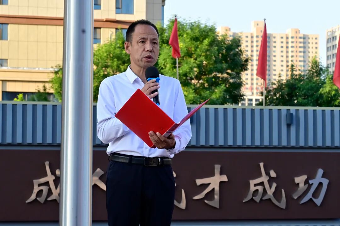孟金松老师领学中华优秀传统文化升旗仪式结束后,全体师生集体诵读