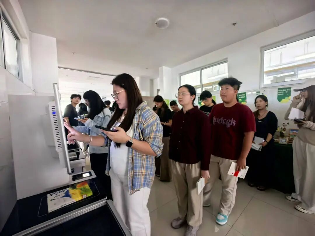 书香启新程——学校开展2026级新生图书馆入馆教育活动