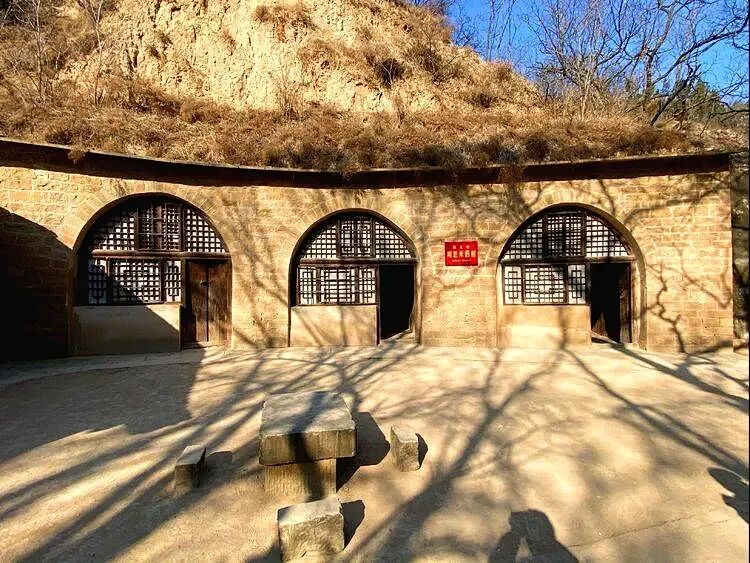 早餐后驱车开往国家5aaaa景区【杨家岭】中共中央继续指挥抗日战争