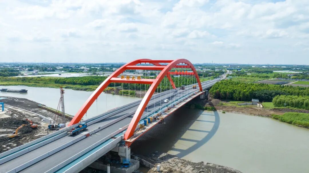 外青松公路改造工程跨吴淞江特大桥顺利完成主桥合拢