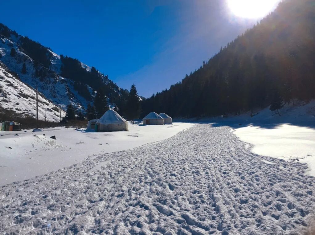 你要写新疆的雪,就不能只写雪,要写……