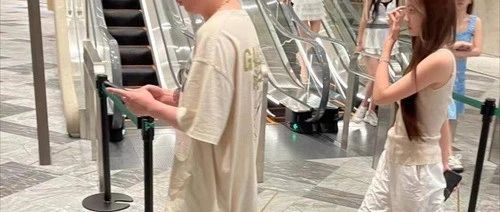 王思聪新女友杀疯热搜!懒懒生图这腰臀比,网友:纯天然还是?
