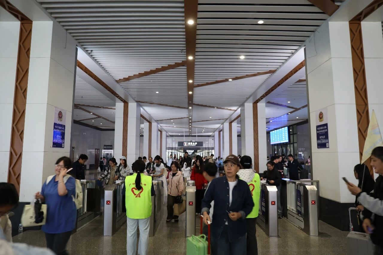 “十一”乐游张家界丨国庆假期第一天，永定区如此“火热”