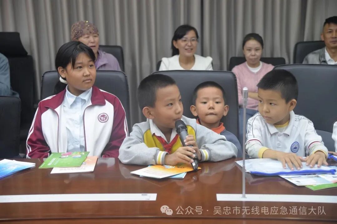 图2：学生们积极参加知识问答