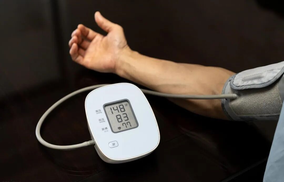 不必过度焦虑，老年人舒张压略高，说明动脉弹性还可以