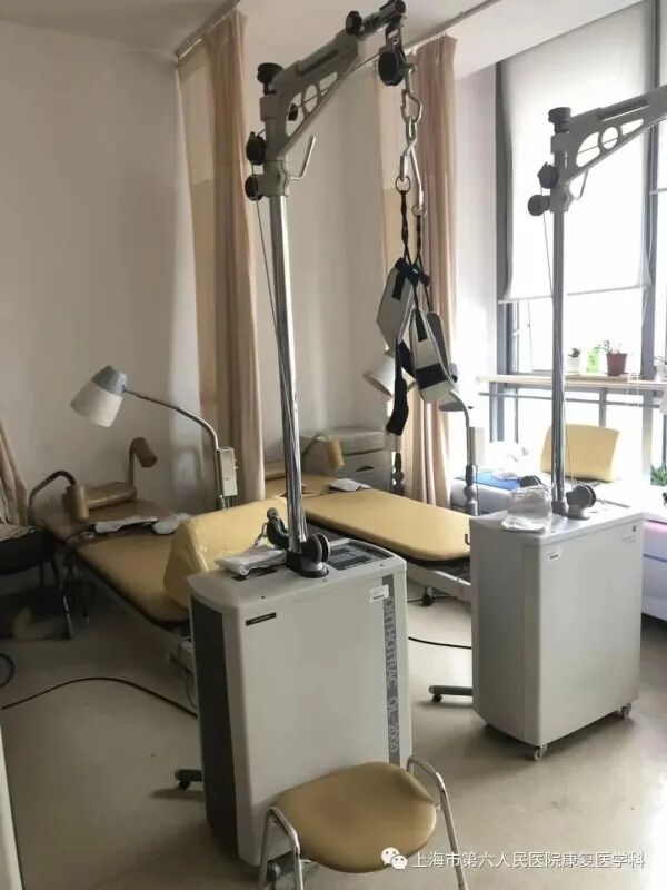 年轻人纷纷跑去医院“吊脖子”？网友晒图好笑又心酸，医生紧急提醒→