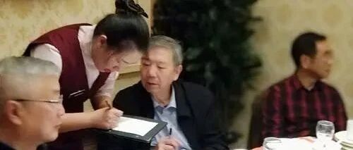 退休干部请客，赤裸裸的现实，说透了人性