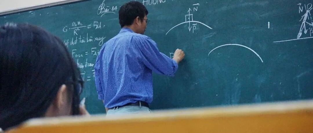 处罚撤销！央视、人民日报发声：跪着的老师，教不出站着的学生！