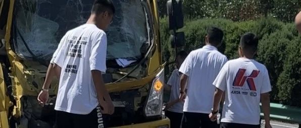 喜欢它！河南5名高中生在高速公路上勇救车祸中被困司机