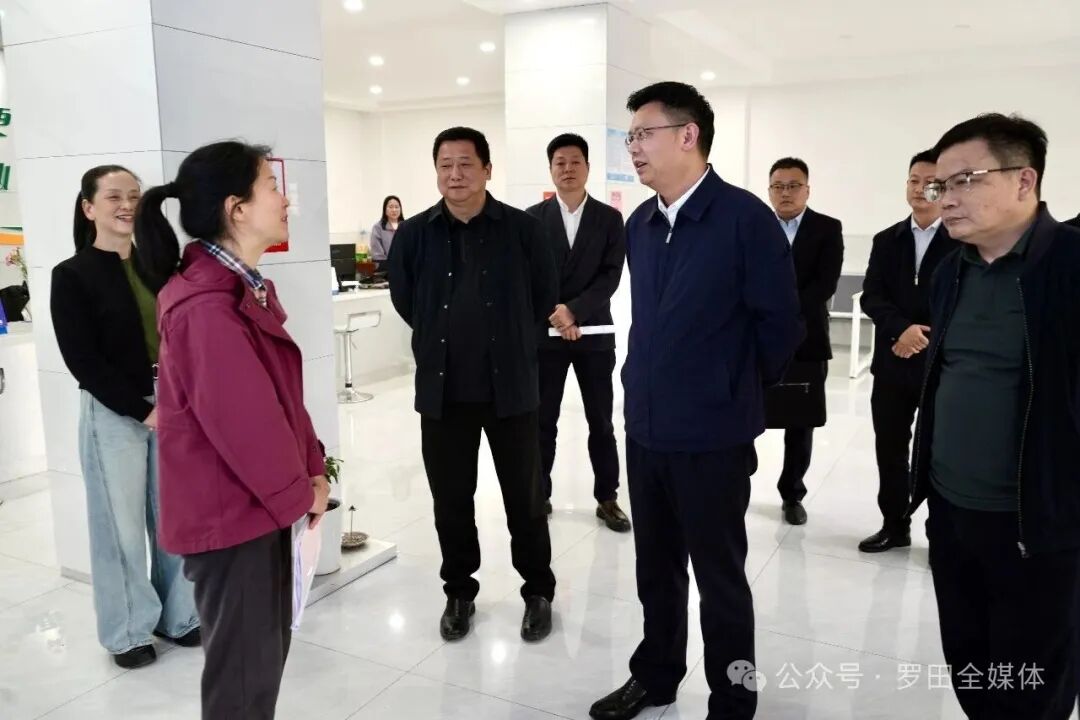 周黎到凤山镇调研村（社区）重点工作