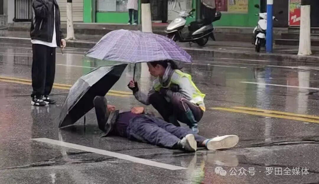 大雨里的最美蹲守：智慧停车巡检员柴咏用雨伞守护伤者