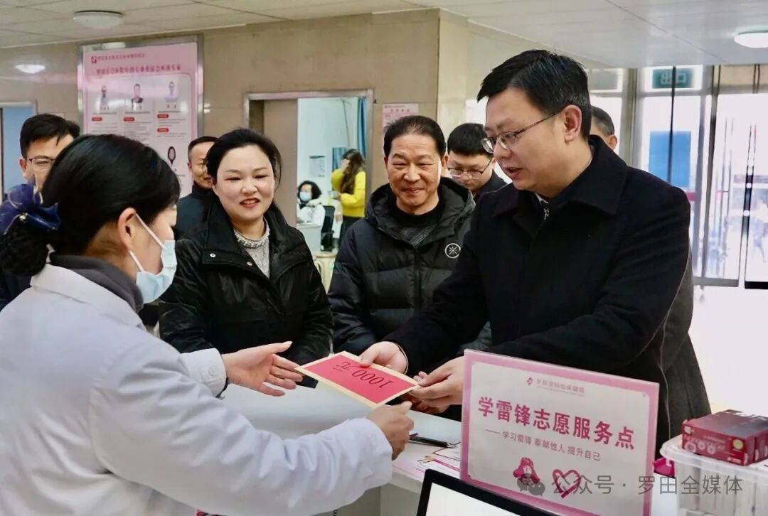 周黎看望慰问困难职工、先进典型、农村老干部、困难群众和青少年代表