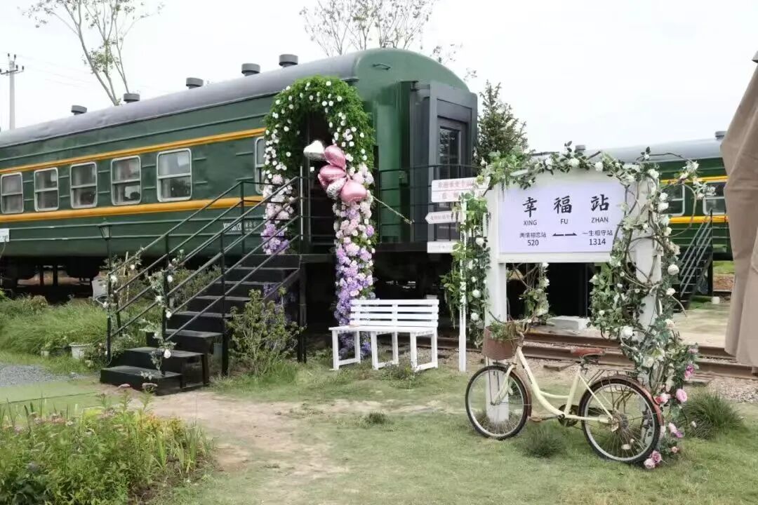 月城无非田野要更换新的照片了，现在两辆火车.jpg
