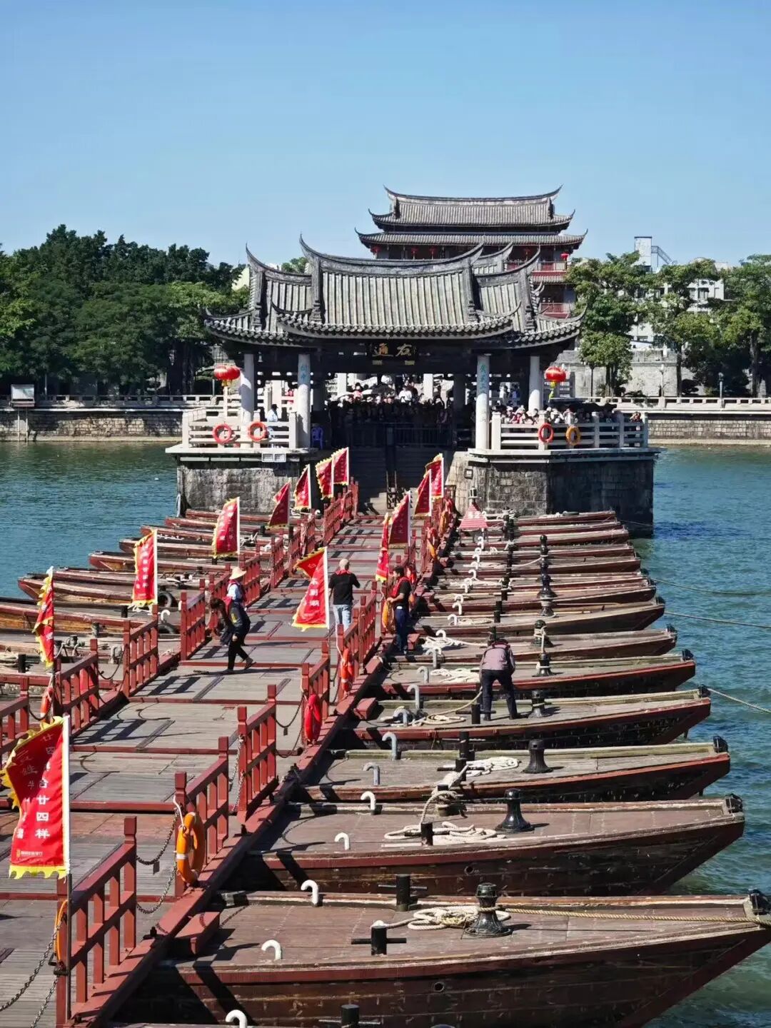 8元吃肠粉，10元喝糖水，中国最会喝粥的地方，200+小菜配白粥，一口生腌鲜哭了！