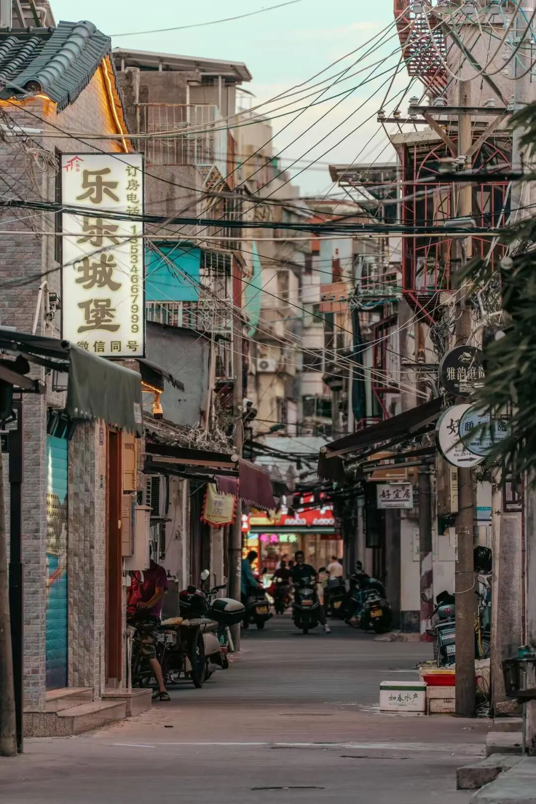 8元吃肠粉，10元喝糖水，中国最会喝粥的地方，200+小菜配白粥，一口生腌鲜哭了！