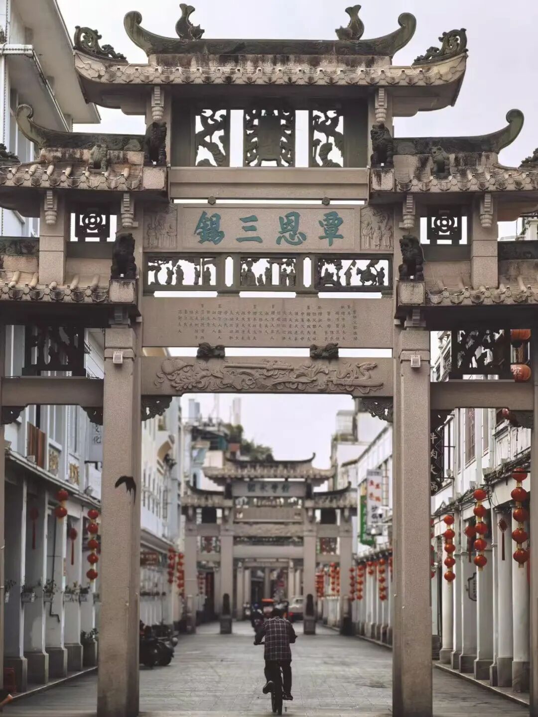 8元吃肠粉，10元喝糖水，中国最会喝粥的地方，200+小菜配白粥，一口生腌鲜哭了！