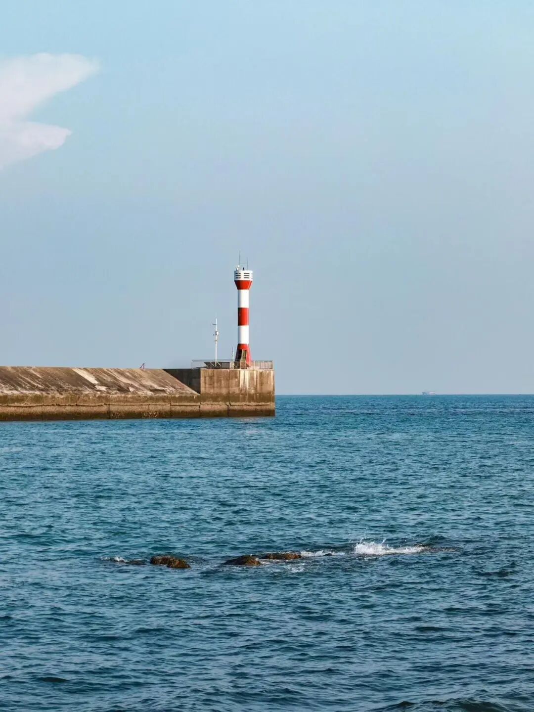 国内唯一可观鲸的海滨慢城，比三亚人少便宜，路的尽头就是海，超适合度假！