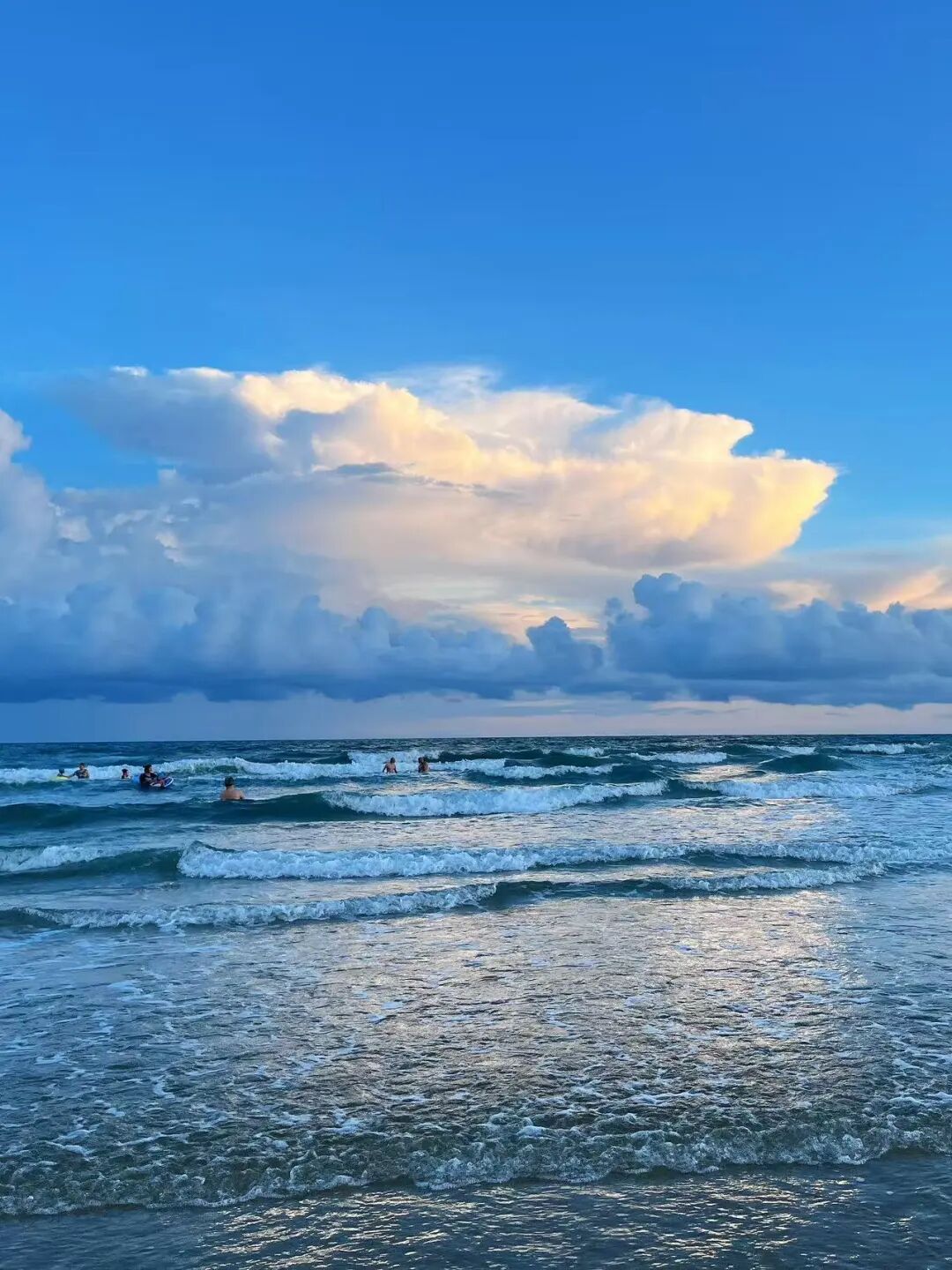 国内唯一可观鲸的海滨慢城，比三亚人少便宜，路的尽头就是海，超适合度假！