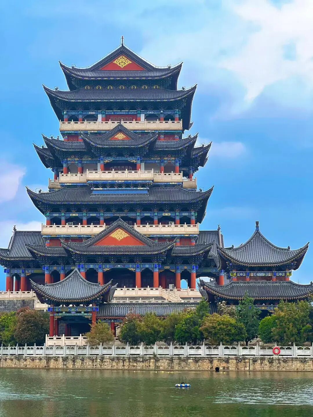 比昆明宜居，游客不及大理一半，来这座“适合发呆”的小城，3元茶水免费续，10元咖啡喝到爽，洗掉一身班味