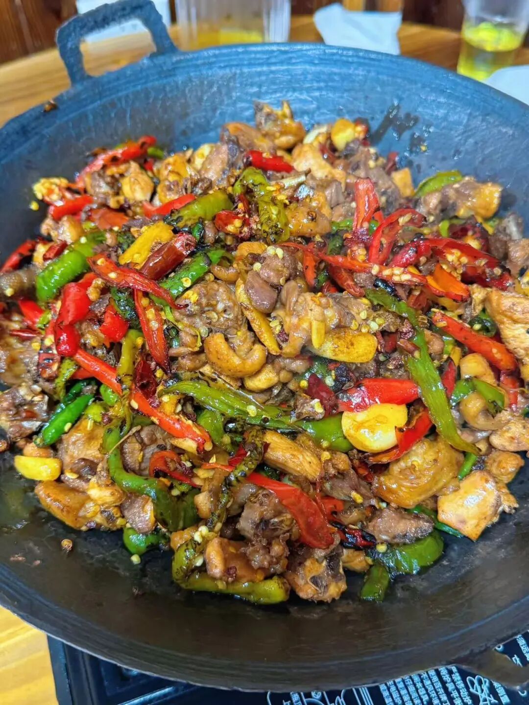 夏天仅23℃，最受中国文艺片青睐的冷门避暑小城，酸辣美食一口入魂