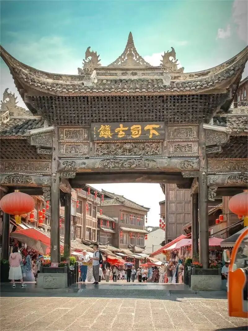 夏天仅23℃，最受中国文艺片青睐的冷门避暑小城，酸辣美食一口入魂