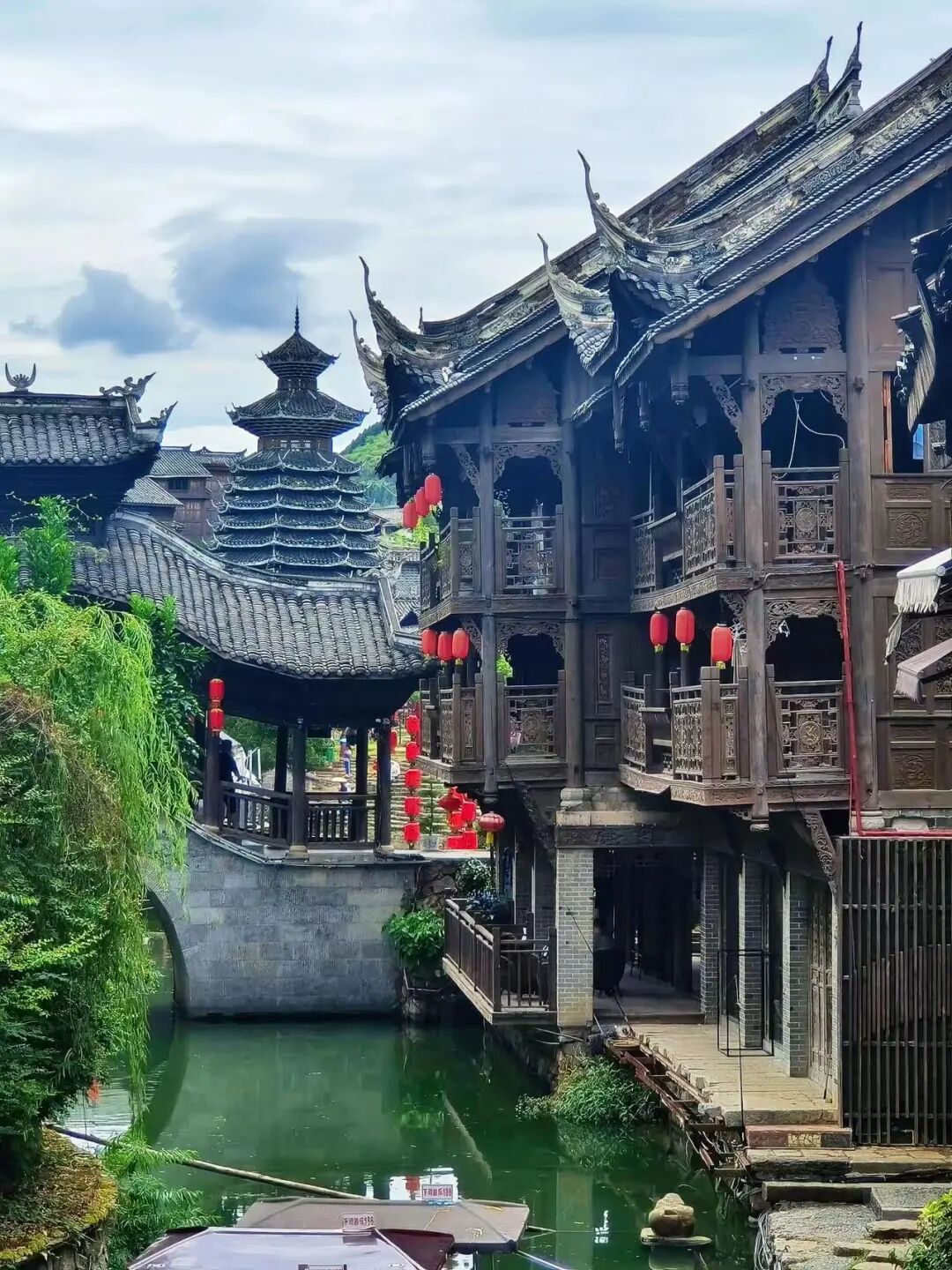 夏天仅23℃，最受中国文艺片青睐的冷门避暑小城，酸辣美食一口入魂