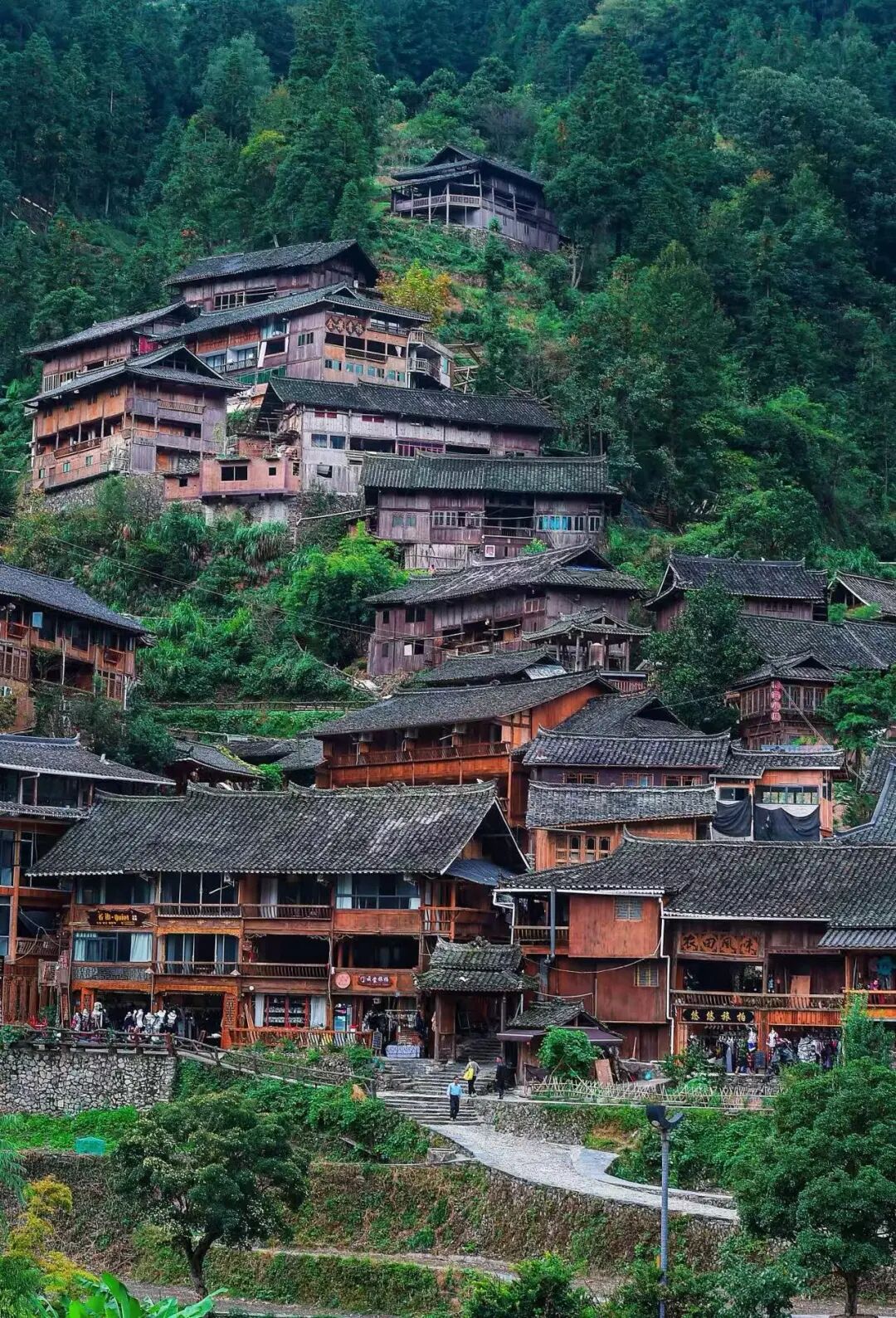 夏天仅23℃，最受中国文艺片青睐的冷门避暑小城，酸辣美食一口入魂