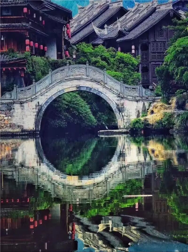 夏天仅23℃，最受中国文艺片青睐的冷门避暑小城，酸辣美食一口入魂