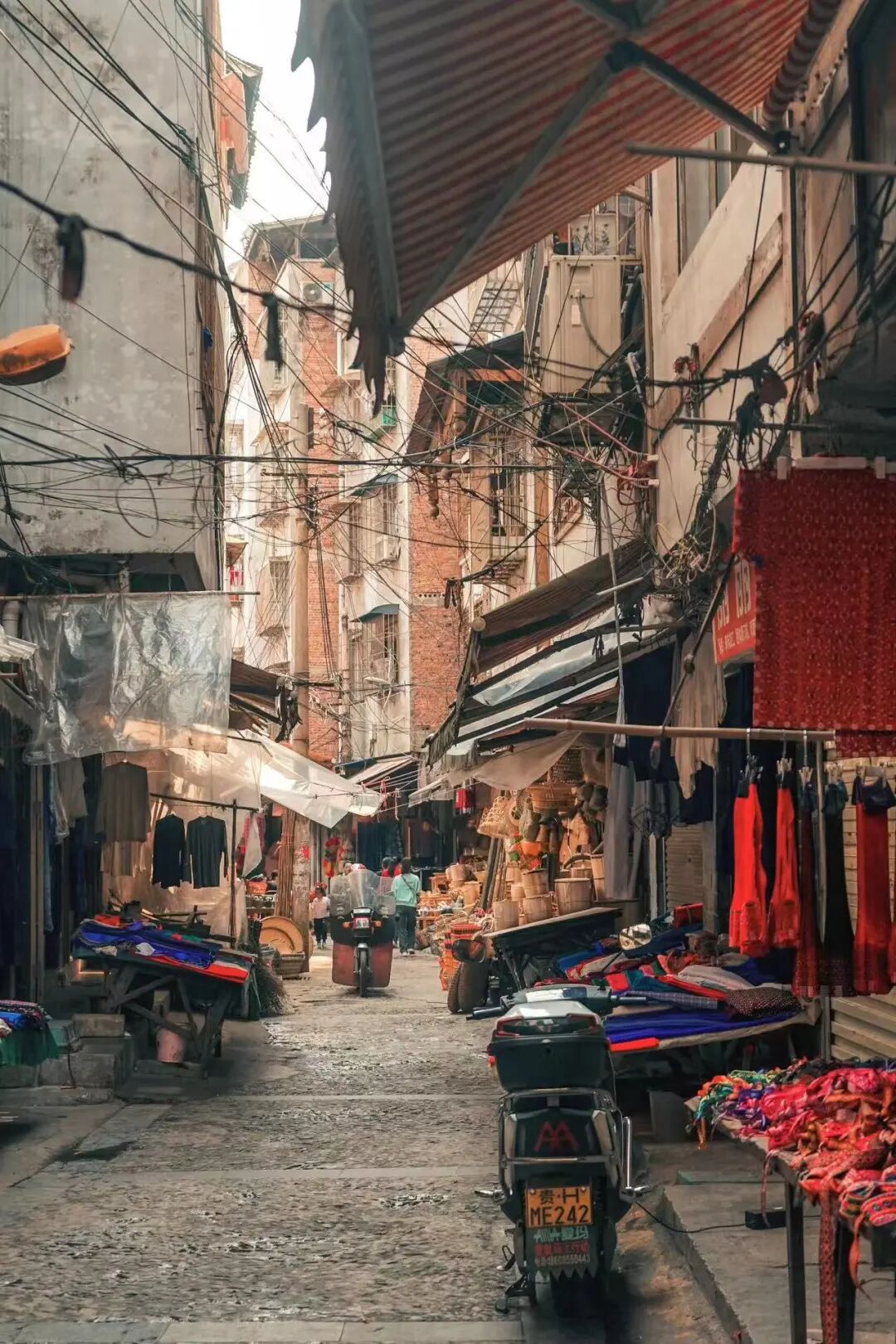 夏天仅23℃，最受中国文艺片青睐的冷门避暑小城，酸辣美食一口入魂