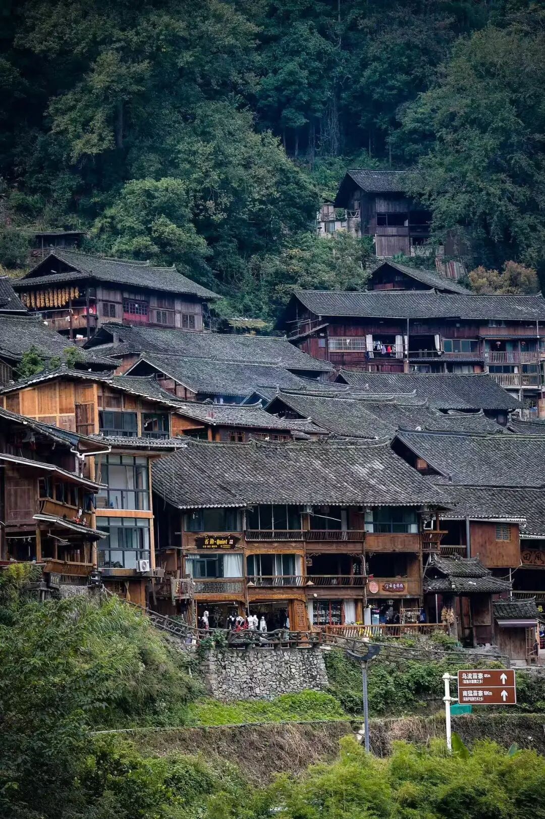 夏天仅23℃，最受中国文艺片青睐的冷门避暑小城，酸辣美食一口入魂