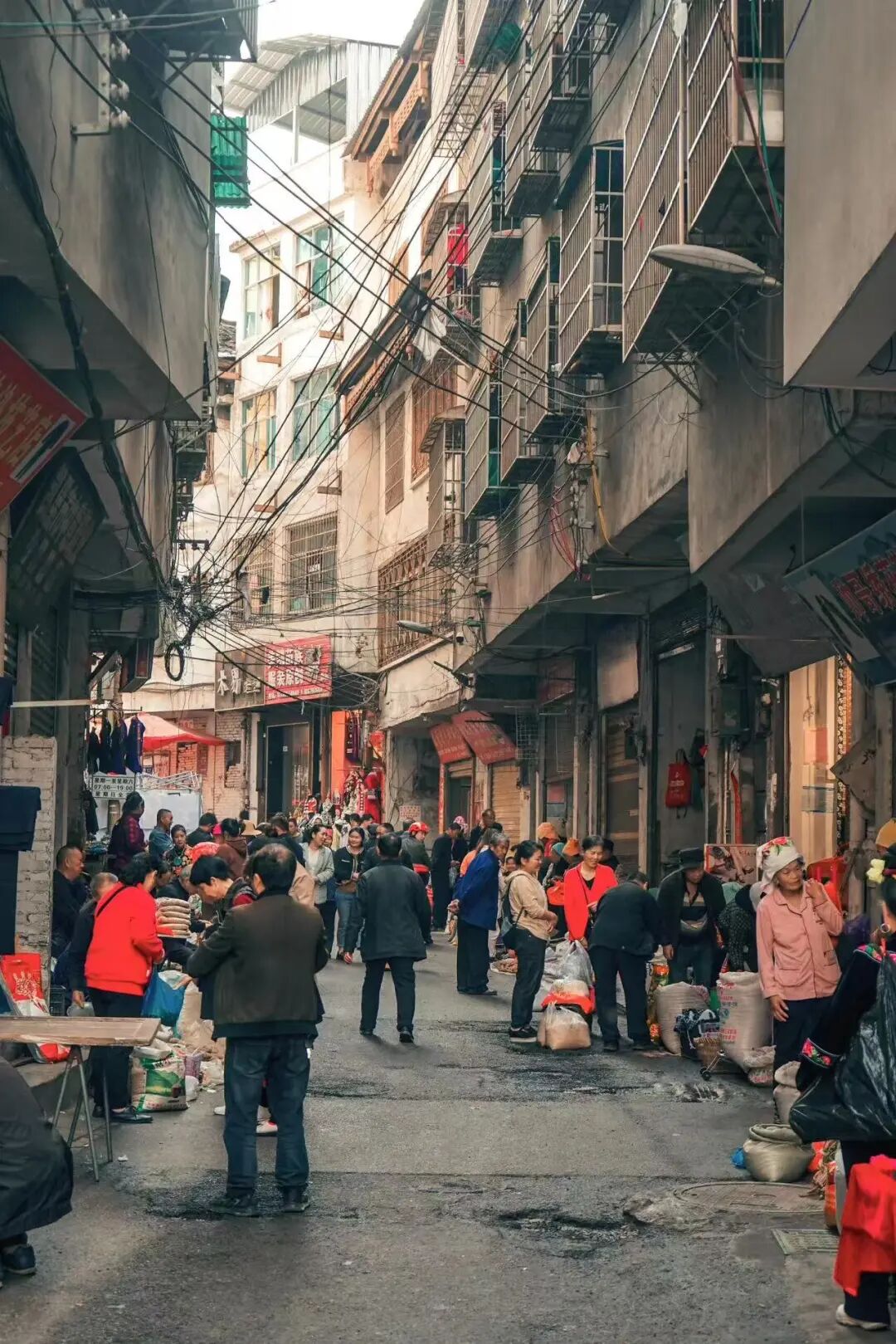 夏天仅23℃，最受中国文艺片青睐的冷门避暑小城，酸辣美食一口入魂