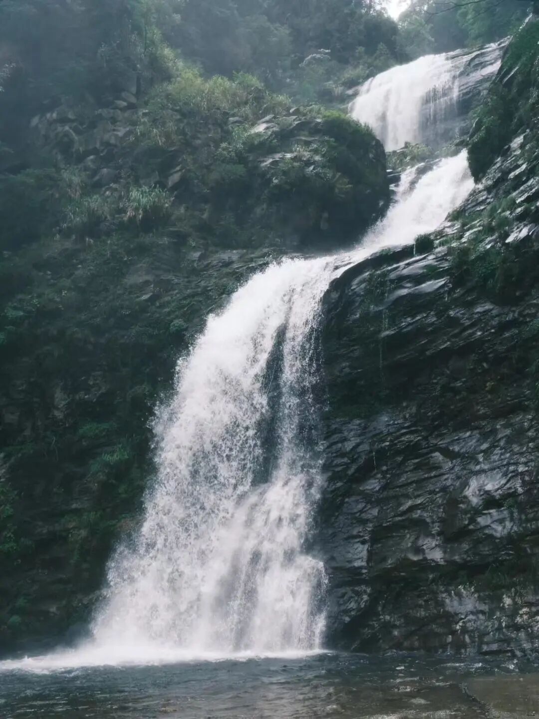 夏天仅23℃，最受中国文艺片青睐的冷门避暑小城，酸辣美食一口入魂