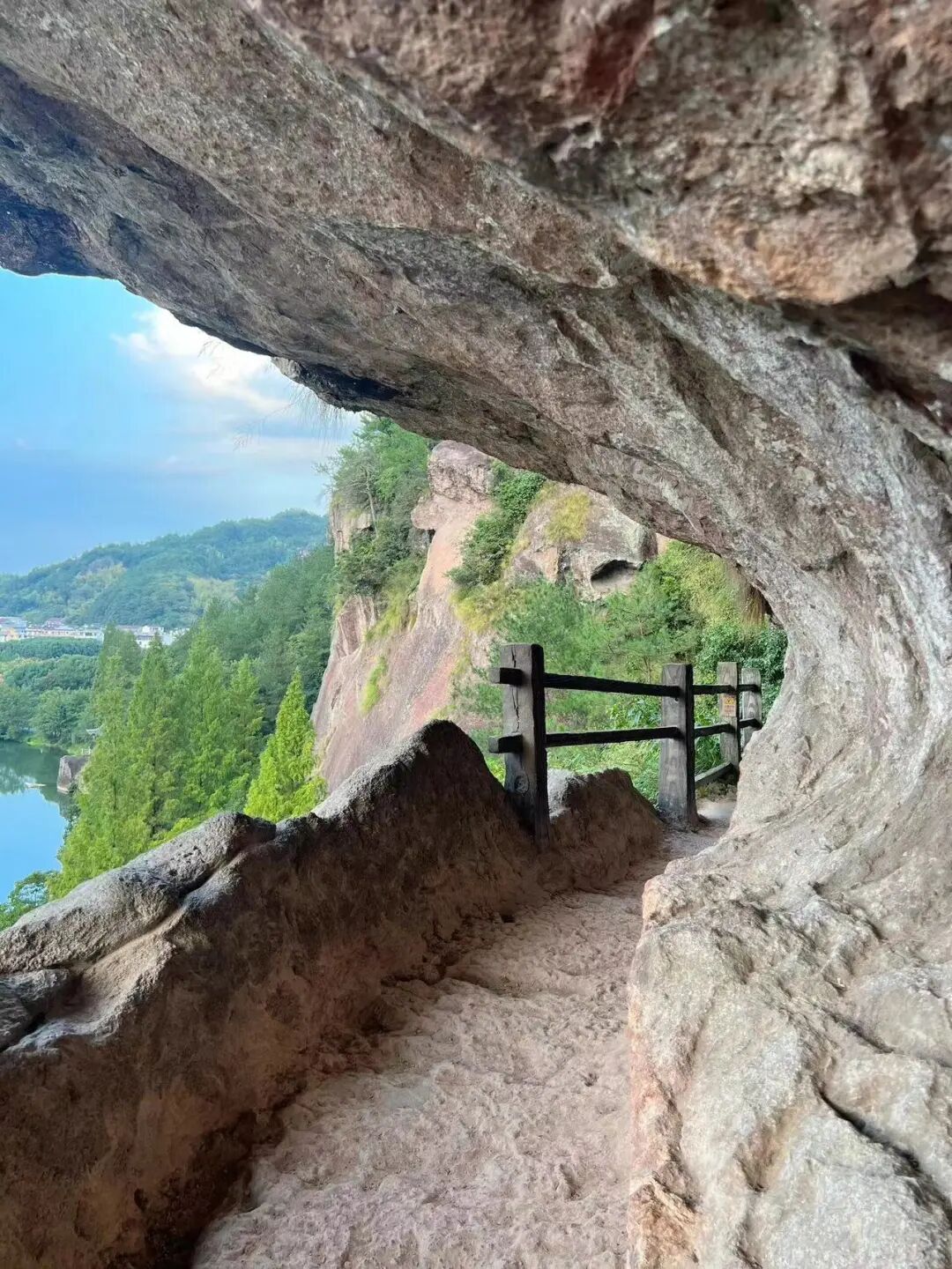 堪称人间仙境，央视多次点名推荐，不费钱不需攻略，倦了就来小住几天