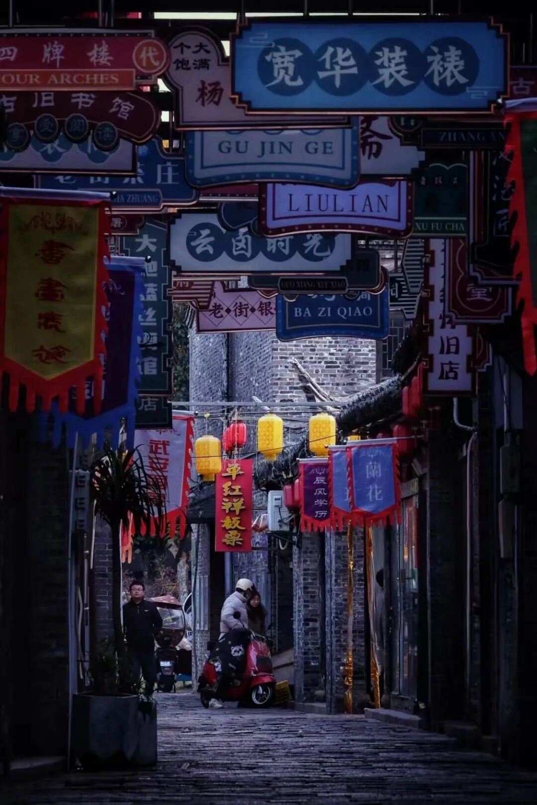 比乌镇人少，比扬州诗意，这座最幸福的早茶小城，蟹黄汤包鲜美，秋天更是美哭了