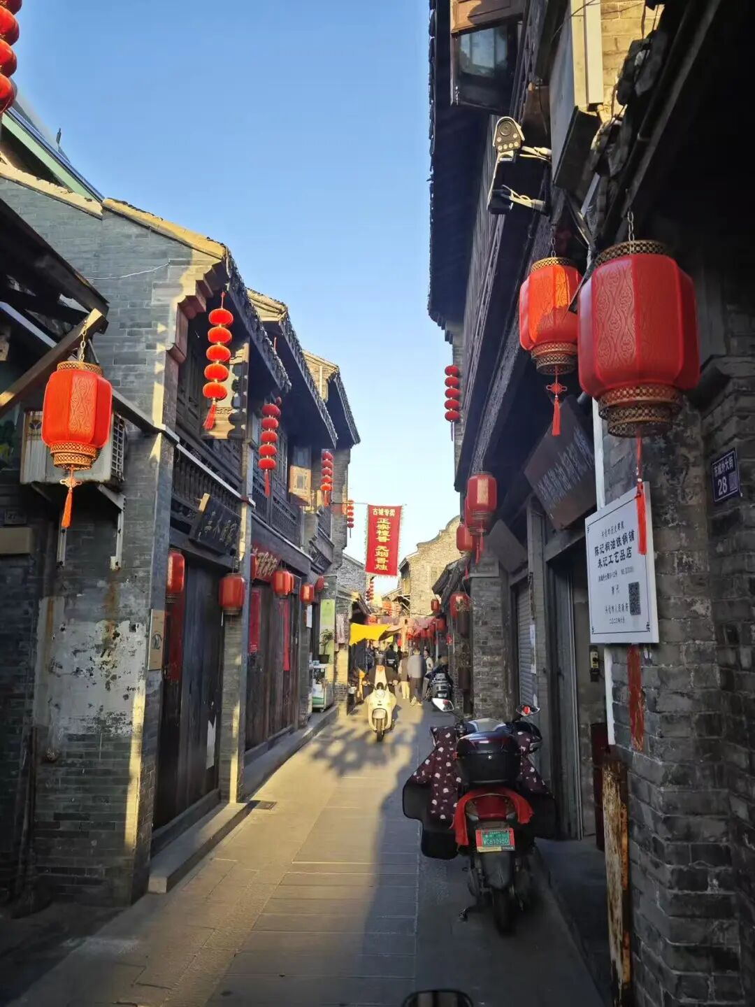 比乌镇人少，比扬州诗意，这座最幸福的早茶小城，蟹黄汤包鲜美，秋天更是美哭了