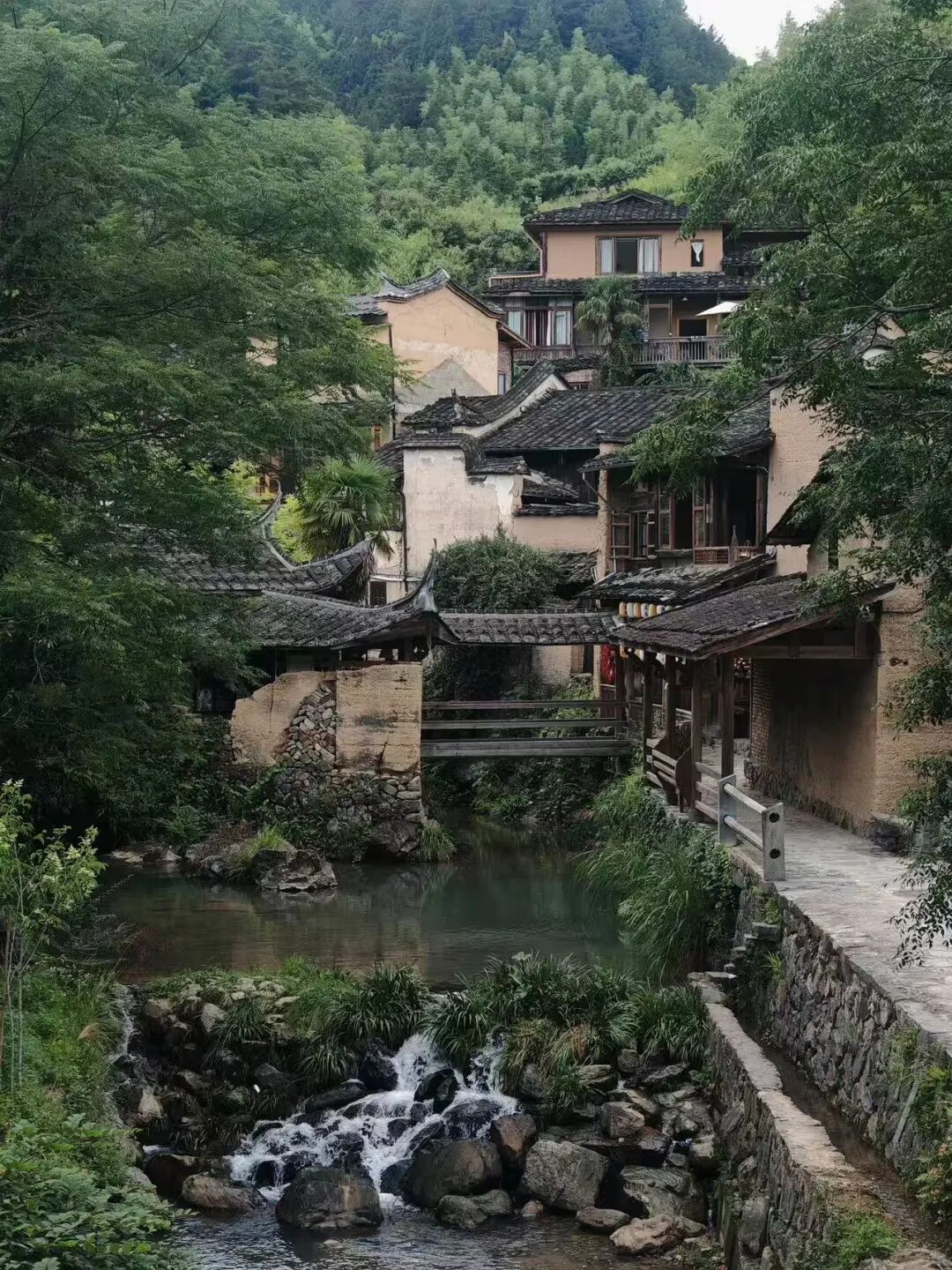 十一反向游的山海小城，人少景美，坐拥中国最美海岸线，人均50+海鲜随心吃