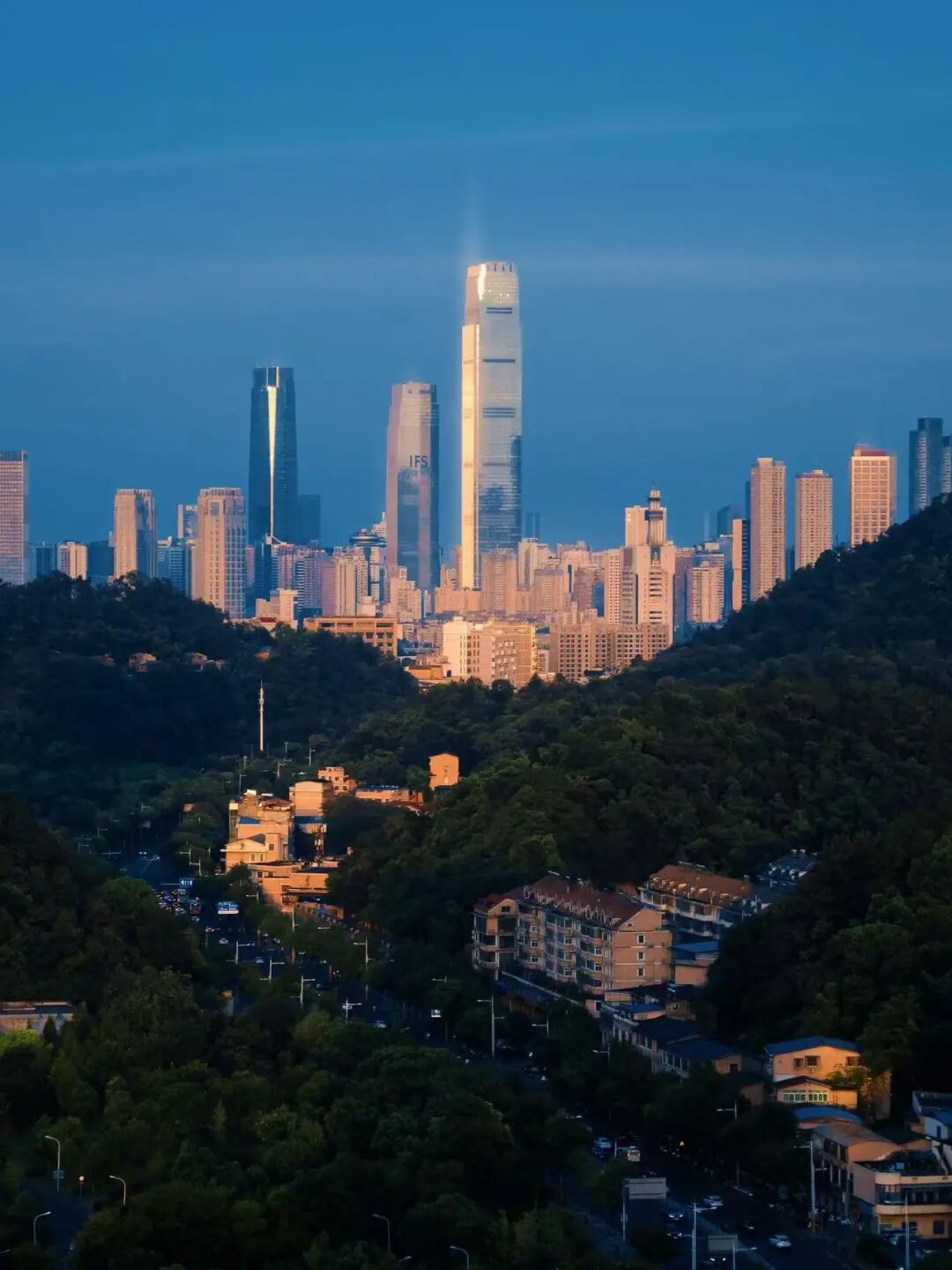 中国最快乐的城市，凌晨不睡觉，狂爱洗脚，房价垫底，工资5000活出50000的快乐