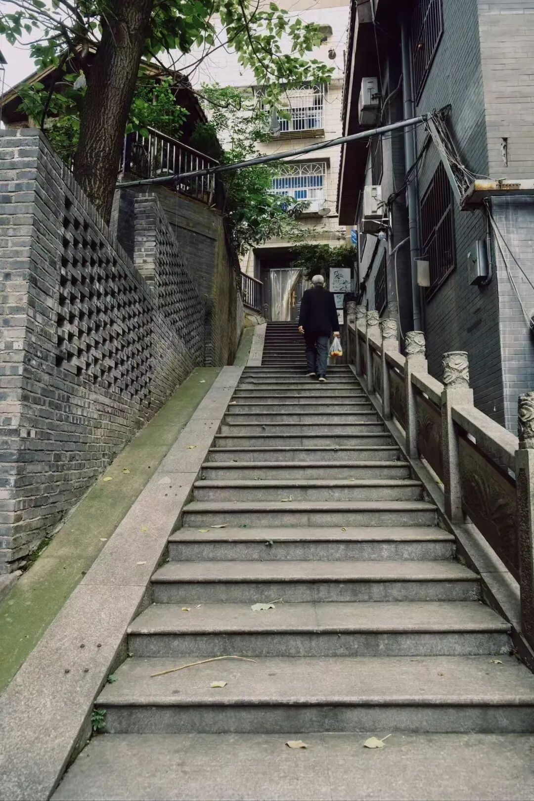 中国最快乐的城市，凌晨不睡觉，狂爱洗脚，房价垫底，工资5000活出50000的快乐