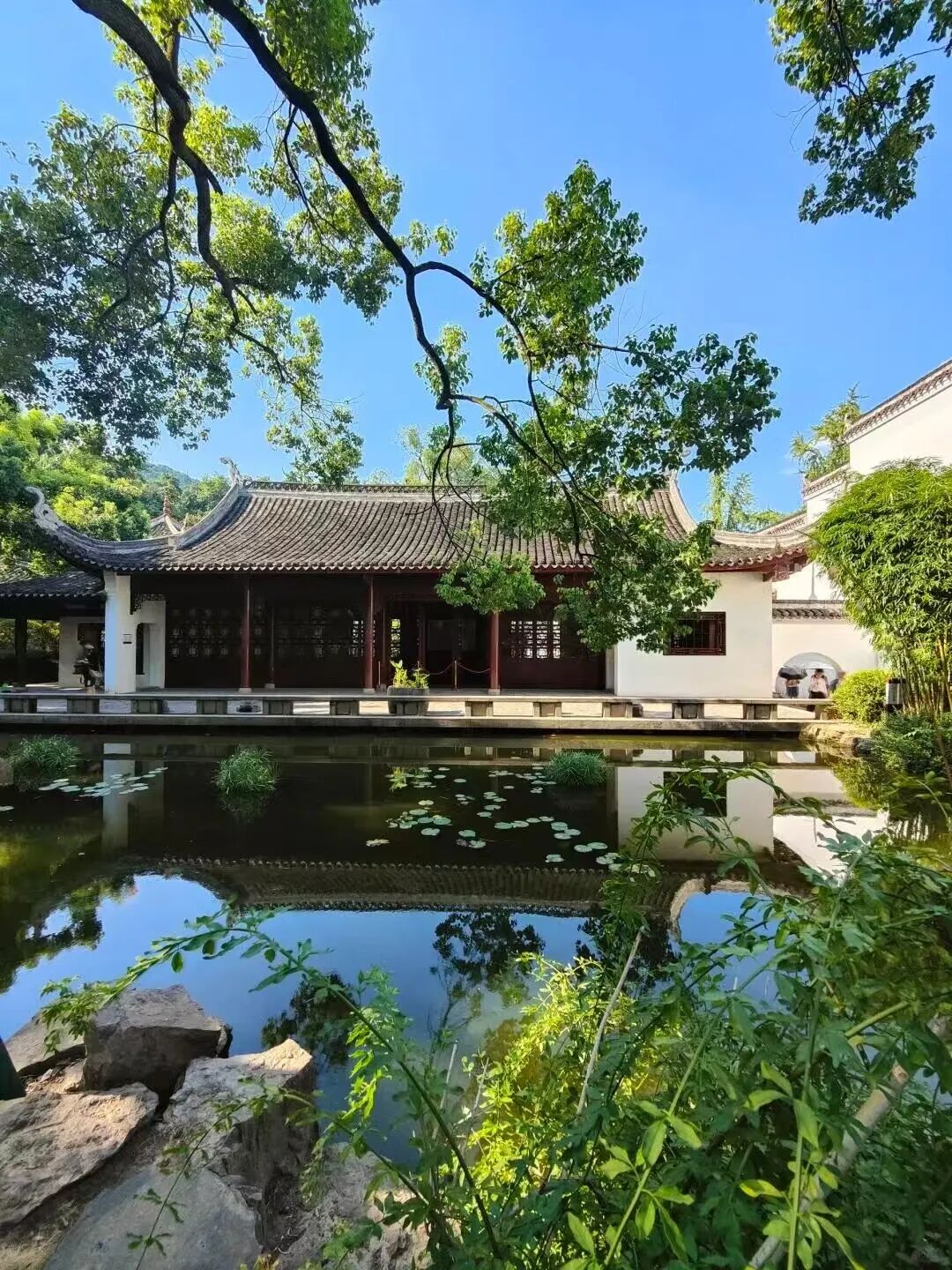 中国最快乐的城市，凌晨不睡觉，狂爱洗脚，房价垫底，工资5000活出50000的快乐