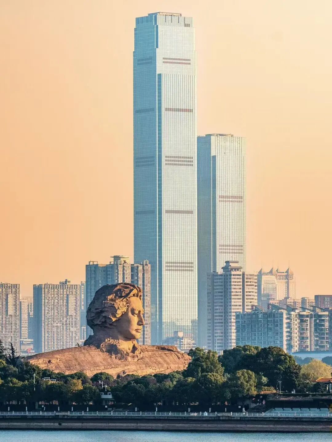 中国最快乐的城市，凌晨不睡觉，狂爱洗脚，房价垫底，工资5000活出50000的快乐