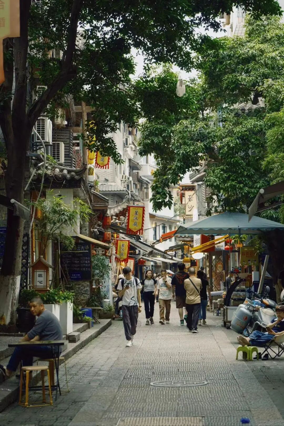 中国最快乐的城市，凌晨不睡觉，狂爱洗脚，房价垫底，工资5000活出50000的快乐