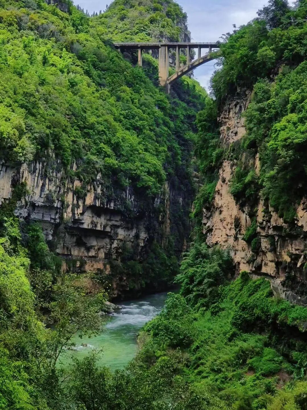 国内最具松弛感的避暑小城，几百元能玩3天，小吃比贵阳还多，夏天只有25℃！