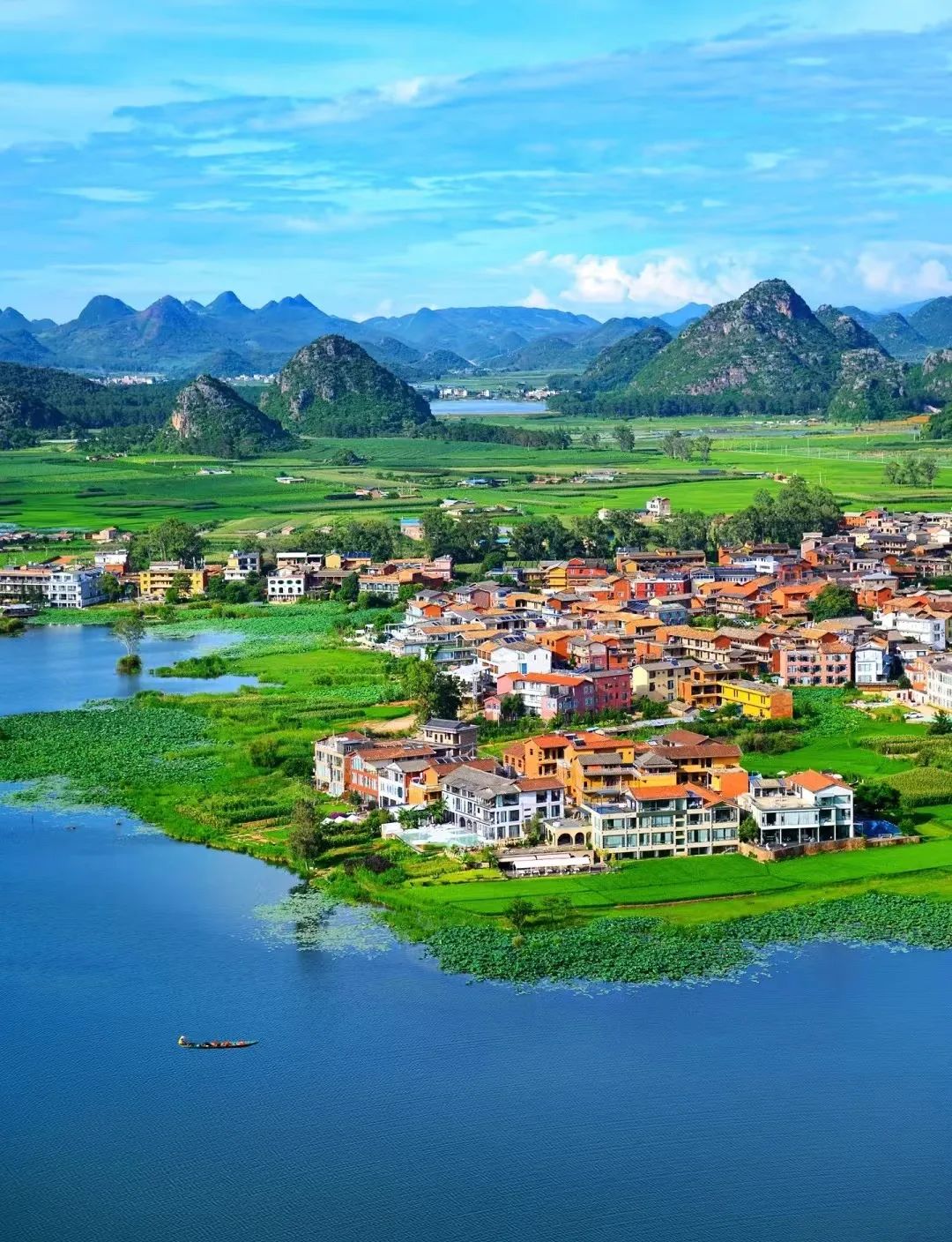 2025年南省文丘北县旅游：比六盘水小众，这个避暑世外桃源，夏季均温22℃！山水比桂林诗意，2万亩荷花正花开成海