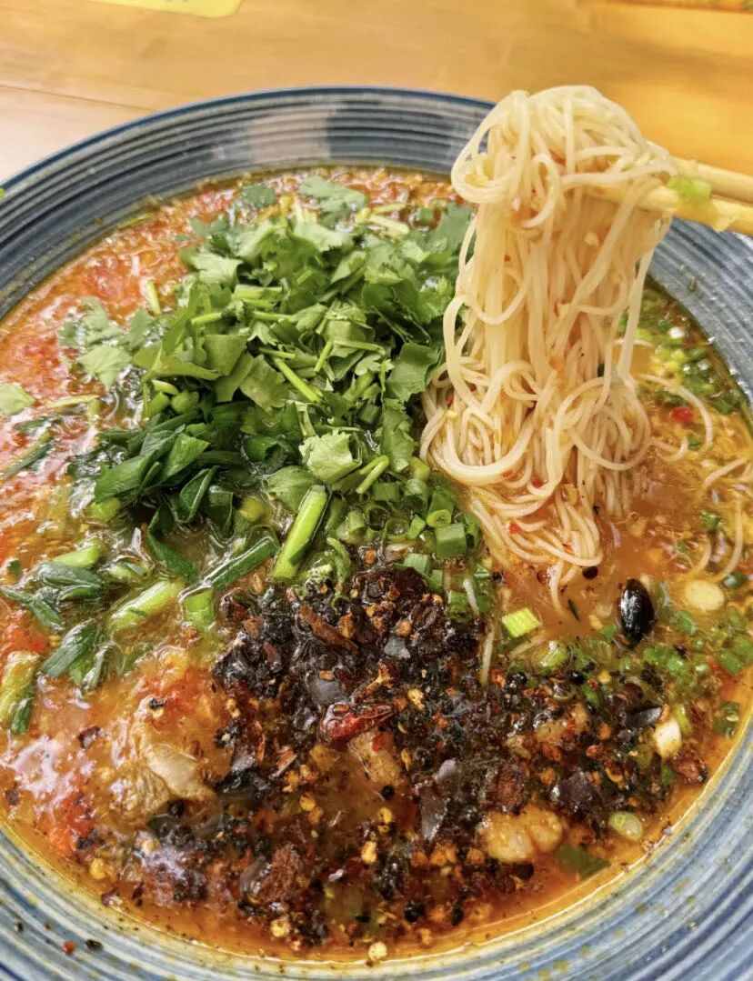 比六盘水小众，这个避暑世外桃源，夏季均温22℃！山水比桂林诗意，2万亩荷花正花开成海