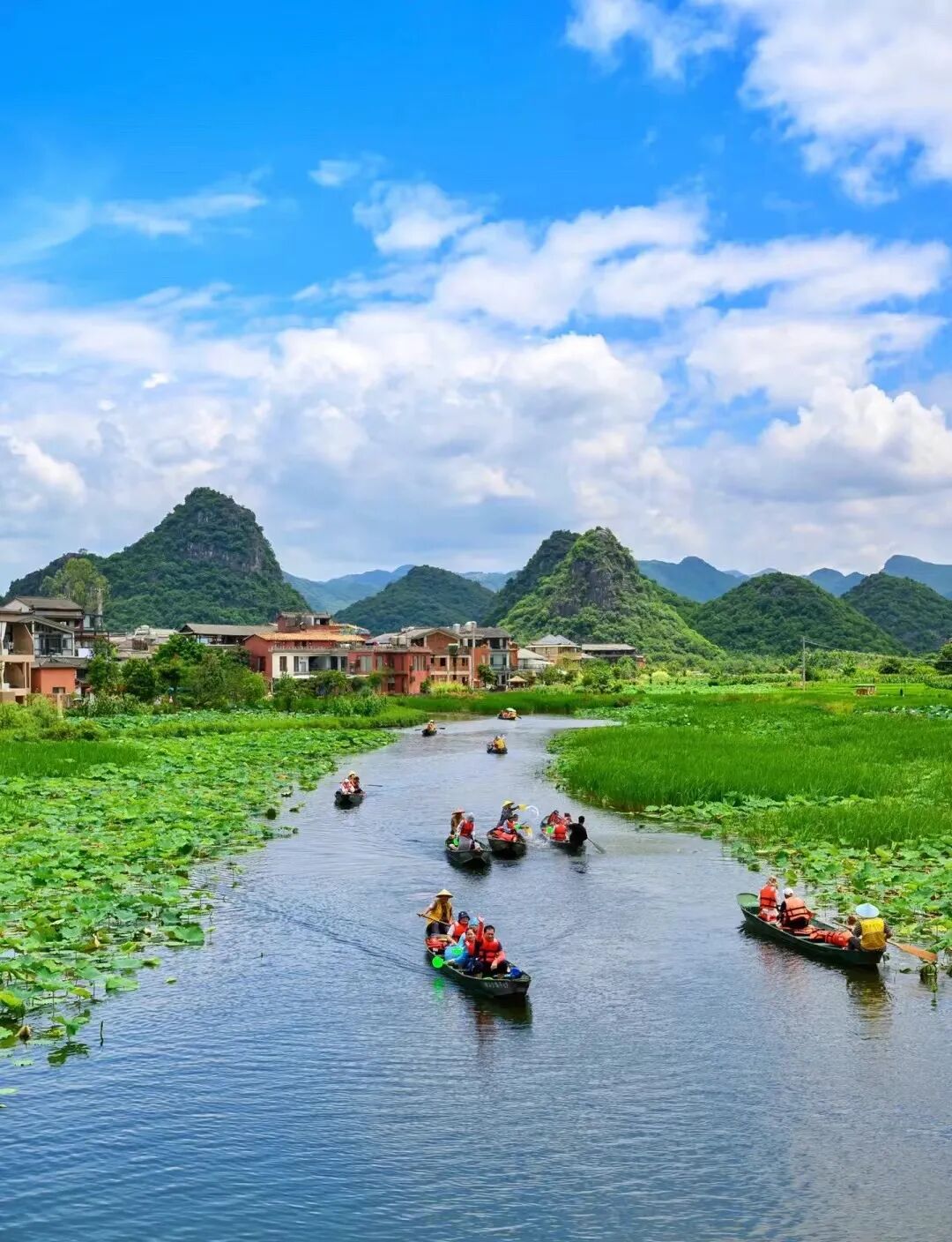 比六盘水小众，这个避暑世外桃源，夏季均温22℃！山水比桂林诗意，2万亩荷花正花开成海