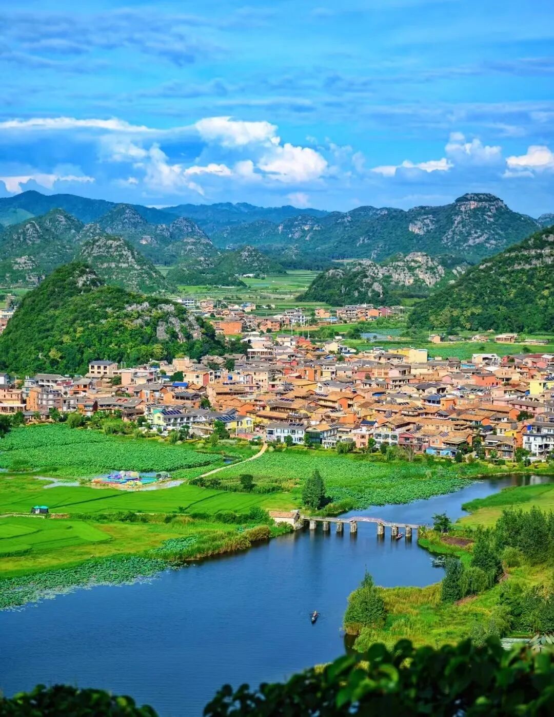 比六盘水小众，这个避暑世外桃源，夏季均温22℃！山水比桂林诗意，2万亩荷花正花开成海